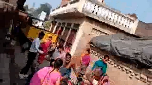 दबंगों ने सोनवल में मोटरसाइकिल खड़े करने को लेकर युवक के साथ घर में घुस कर कि मारपीट पीड़ित ने जोगिया थाने में दी तहरीर