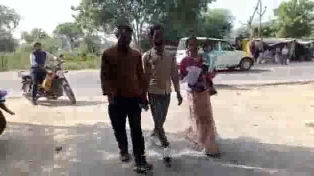 बेटियाँ होने से आक्रोशित ससुरालियों ने विवाहिता को निकाला घर से बाहर