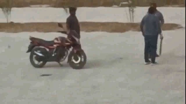 पूर्व सीएमओ के पुत्र सेवा समाप्ति चिकित्सक को दबंगों ने सोंटा से पीटने का वीडियो वायरल
मेडिकल कॉलेज का मामला