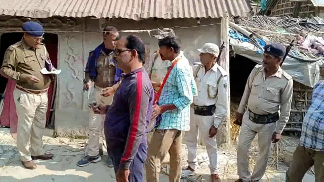 हसनगंज बाजार में 9 वर्षीय बच्ची के साथ दुष्कर्म में रेपिस्ट की पीटकर हत्या मामले में पुलिस आरोपी के घर चुकाया इतिहास