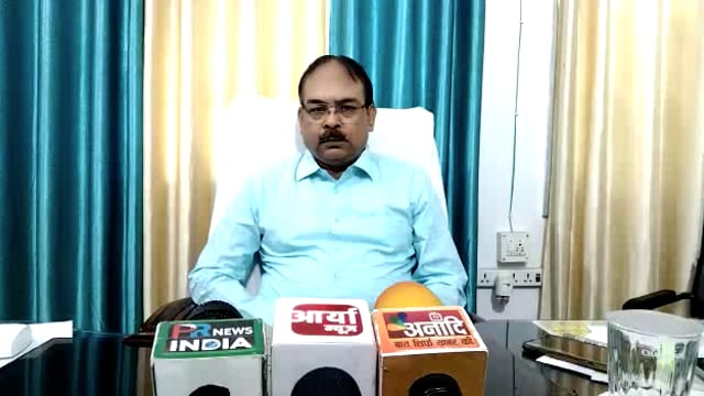 रायबरेली जिला आबकारी अधिकारी कार्यालय में दो लाख कीमत की सरकारी अंग्रेजी शराब को नष्ट करा दिया गया।