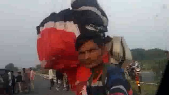 गोवर्धन में टला बड़ा हादसा पैराग्लाइडिंग लैंडिंग के समय हाईटेंशन विद्युत लाइन में उलझा पैराग्लाइडर वीडियो वायरल