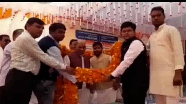 महसी,तेजवापुर,शिवपुर ब्लाक मुख्यालय पर पीएम एवं सीएम आवास का स्वीकृति पत्र लाभार्थियों को किया गया।बताते चलें प्रधान मंत