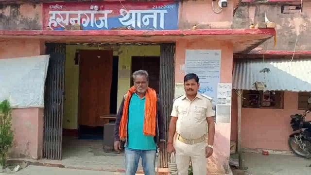 शराब पीकर लखनपुर सड़क पर हो हंगामा कर रहे एक शराबी को हसनगंज पुलिस ने किया गिरफ्तार भेजा जेल