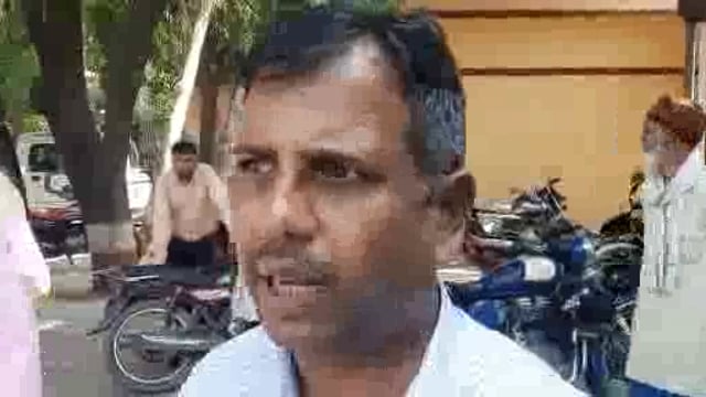 ऐरवाकटरा थाना क्षेत्र में खाद्य विभाग ने पकड़ा मिलावटी दूध खाद्य सुरक्षा अधिकारी दिनेश चंद्र ने दी मीडिया को जानकारी