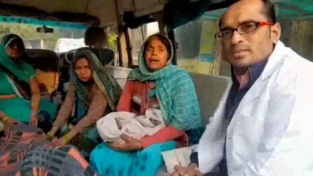 102 एंबुलेंस कर्मियों ने सकुशल चलती गाड़ी में डिलीवरी कराई परिजनों ने द्वारा दी गई बहुत- बहुत बधाई