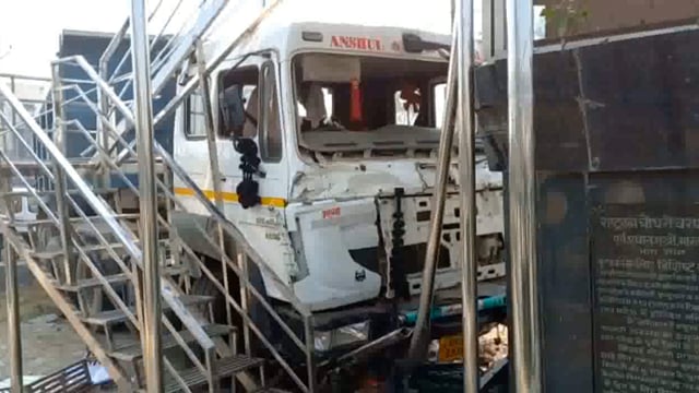 गोमेद चौराहे पर तेज गति डंपर ने चौधरी चरण सिंह की प्रतिमा में जा टकराया