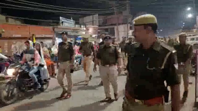 एसपी द्वारा कानून एवं शांति व्यवस्था बनाए रखने हेतु इटवा कस्बे में किया पैदल गस्त ।