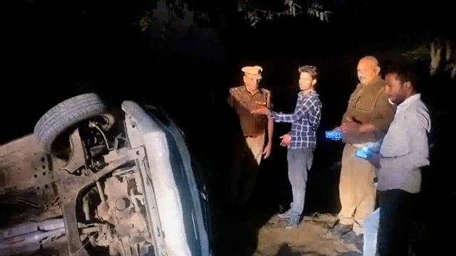 देर रात भड़रिया में अनियंत्रित होकर गड्ढे में गिरी कार स्थानीय व त्रिलोकपुर पुलिस कि मदद से घायलों को इलाज के लिए भेजा गय