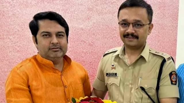 पोलीस अधीक्षक सोमय मुंढे यांचा जिल्हा परिषदेचे माजी अध्यक्ष,राहुल केंद्रे यांनी केले स्वागत