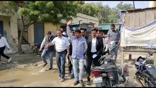 अधिवक्ता की पिटाई से आक्रोशित अधिवक्ताओं ने किया प्रदर्शन, 
पुलिस ने आरोपित पर दर्ज किया मुकदमा