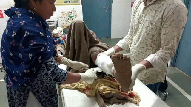 मानिकपुर थाना क्षेत्र के बाकरचक निवासी केदार महतो को उनके ही गांव के लोगों ने मारपीट कर बुरी तरह जख्मी कर डाला