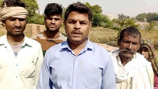 भेड़ बकरियों के बाडे में लगी भीषण आग लाखों का नुकसान एक लड़की झुलसी मौके पर पहुंची फायर ब्रिगेड ने आग पर पाया काबू