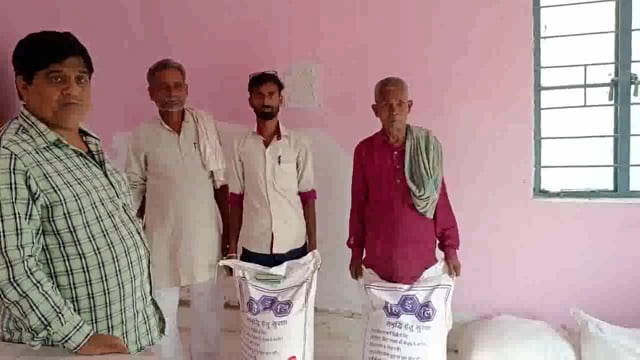 हसनगंज ई-किसान भवन में 15 किसानों के बिच राई-सरसों मिनी कीट का  किया गया वितरण