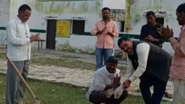 वजीरगंज के ग्राम पंचायत बनघुसरा के प्राथमिक विद्यालय बनकासिया मे बाउंड्री बाल का प्रधान ने किया शुभारंभ