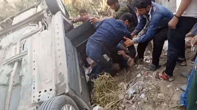 खैर तहसील के गांव शिवाला कला मैं बंबा में कार अनियंत्रित होकर पलट गई सभी सवारियों को सुरक्षित निकाला स्थानीय लोगों ने