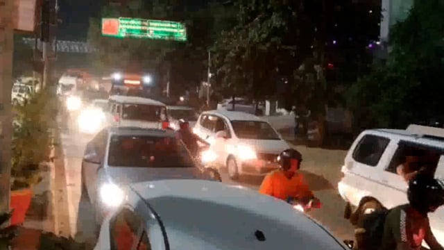 शनिवार की रात को मथुरा वृंदावन रोड पर लगा भीषण लंबा जाम रेंग रेंग कर कर चलते रहे वाहन।