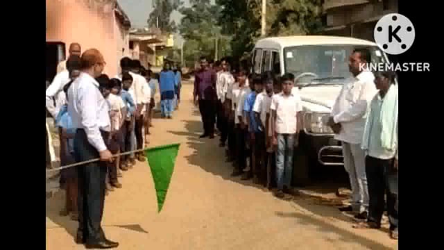 स्वच्छता दिवस के मौके पर प्रो० म० वि० कटहरा में BDO ने हरी झंडी दिखाकर स्वच्छ गांव सुंदर गांव का छात्रों को दिया संदेश