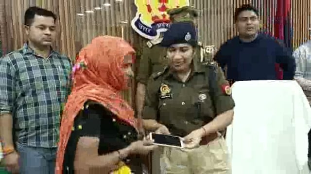 औरैया एसपी चारू निगम के निर्देशन पर सौ से अधिक खोए हुए मोबाइलों को सर्विलांस टीम ने किए बरामद मोबाइल पा कर लोग हुए भावुक