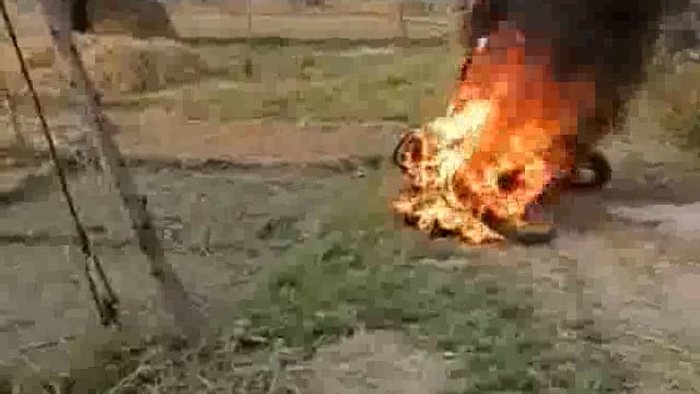 हरिबंधनपुर में चलती बाइक में लगी आग चालक बाल-बाल बचा ।