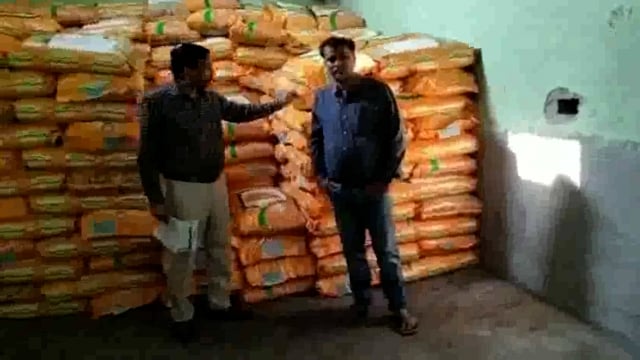 जिला कृषि अधिकारी सीपी सिंह ने इटवा कस्बे में खाद की दुकानो पर कि छापे मारी एक दुकान सील 9 दुकानों से लिए बीज के सैंपल ।