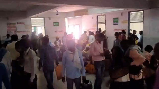 बड़हरा कोहड़ौरा मार्ग के कोहड़ौरा चौराहे पर टेंपो की टक्कर बाइक सवार दो सगे भाइयों को आई गंभीर चोटें जिला अस्पताल रेफर।