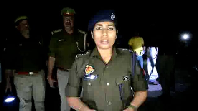 रुरुगंज में हुई हत्या के वारे में जानकारी देती पुलिस अधीक्षक चारु निगम