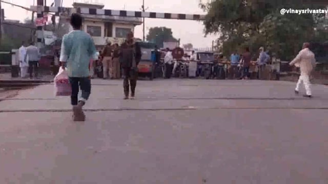 जान जोखिम में डाल रेलवे क्रॉसिंग को पार