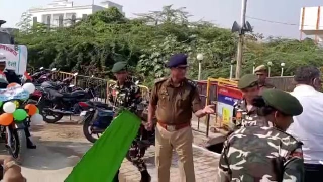 जागरूकता कार्यक्रमों को गति देने महोबा पहुँचे डीआईजी