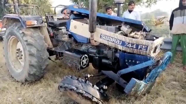 यमुना एक्सप्रेस वे पर दुर्घटना में 2 लोग जिंदा जले मौके पर पहुंची पुलिस कार्रवाई में लगी