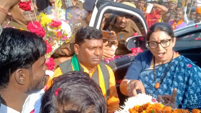 अमेठी संसदीय क्षेत्र पहुची केन्द्रीय मंत्री स्मृति ईरानी का समाज सेवी ओमप्रकास मौर्या चेयरमैन विनोद कौशल ने किया स्वागत।