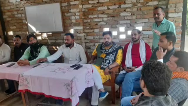 गन्ना किसानों के बकाये भुगतान को लेकर अवधकेसरी सेना ने भरी हुंकार, किसानों के साथ बैठक कर बनाई रणनीति