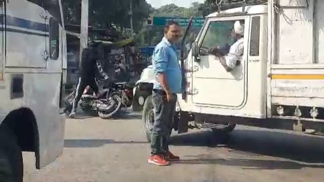 नवाबगंज नगर के पहलवान वीर स्थान पर ठोकर से एक व्यक्ति हुआ चोटिल लोगों द्वारा पहुंचाया अस्पताल 