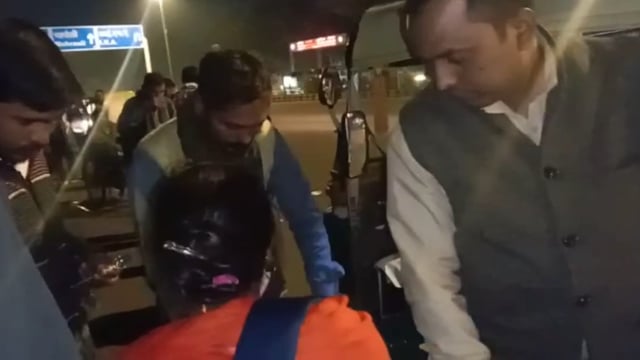 एम्स हॉस्पिटल दिल्ली में समाजसेवी राजेश कठेरिया करते हैं मरीजों को खाना वितरित