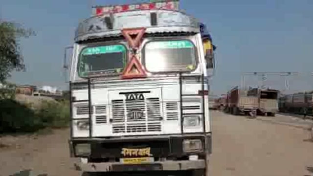 मऊ रेलवे माल गोदाम के पास खड़ी ट्रक में शव मिलने से मचा हड़कंप सीमा विवाद के चलते घंटो ट्रक में पड़ा रहा शव