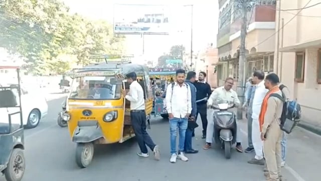 ऑटो को बीच सड़क पर खड़ा करके नशे में सो गया ऑटो चालक।