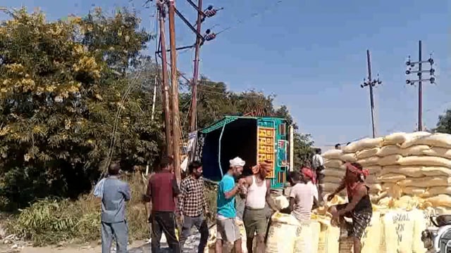 नौझील माट रोड पर जेएसएम स्कूल के समीप ट्रक पलटा विद्युत सप्लाई तीन सब स्टेशनों की हुई फेल