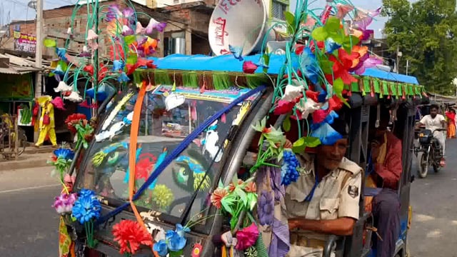 सूरजगढ़ा बाजार से गुजरने वाली हर छोटी-बड़ी वाहनों को रुक-रुक कर धीमी गति से गुजरनी पड़ती है