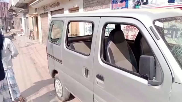 खैराबाद बाजार में स्कॉर्पियो से सवार अज्ञात बदमाशों ने वाहन को किया क्षतिग्रस्त