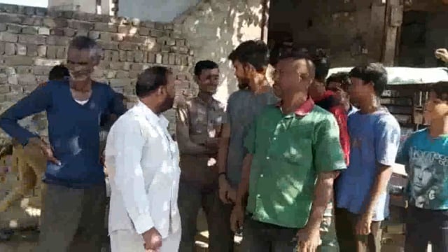 बंदरों के आतंक को लेकर ग्रामीणों ने किया विरोध प्रदर्शन