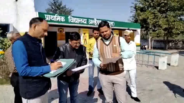 जिला अधिकारी ने किया गोद लिये स्कूल व आंगनबाड़ी केंद्रों का निरीक्षण दिए दिशा निर्देश