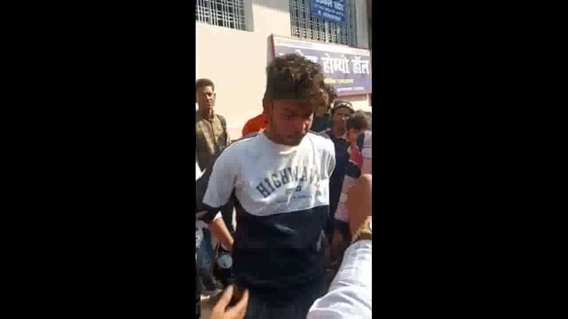 चोरी की आशंका में स्थानीय नागरिकों ने एक युवक को दबोचा
नागरिकों ने युवक की कर दी पिटाई, वीडियो सोशल मीडिया पर वायरल
