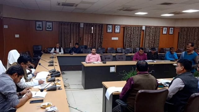 जनपद की सड़कों को गड्ढा मुक्त किए जाने के संबंध मेंDMसंजीव रंजनCDOजयेन्द्र कुमार की अध्यक्षता में कलेक्ट्रेट सभागार में 