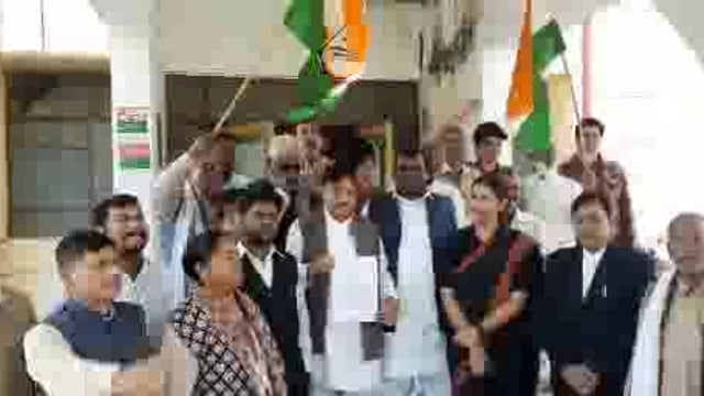 किसानों को खाद वितरण ना होने से आक्रोशित कांग्रेसियों ने दिया धरना