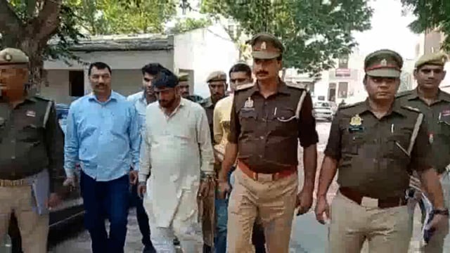 मथुरा पुलिस ने अंतर राज्यीय ट्रैक्टर चोर को पकड़ा 6 ट्रैक्टर व अन्य सामान किया बरामद