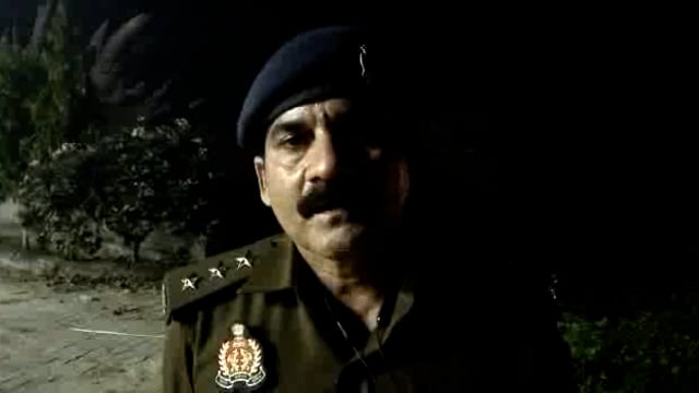 अजीतमल भट्टा पर हुई मुनीम की हत्या के बारे में जानकारी देते सीओ अजीतमल सुरेंद्र नाथ