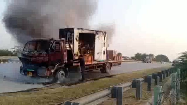 यमुना एक्सप्रेस वे पर ट्रक में लगी आग चालक परिचालक ने कूदकर बचाई जान