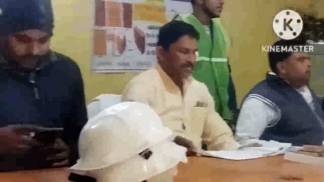 फुल्लीडुमर प्रखंड प्रमुख गौतम प्रकाश ने राजमिस्त्रियों के 45 दिवसीय प्रशिक्षण का दीप प्रज्वलित कर किया शुभारंभ