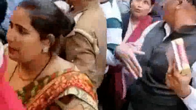 ठाकुर बांके बिहारी मंदिर में भीड़ के दबाव में दबी वृद्ध महिला श्रद्धालु वीडियो वायरल