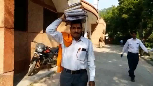 योगी सरकार में न्याय के लिए भटक रहे पीड़ित जिला प्रशासन की कार्रवाई पर उठे सवाल